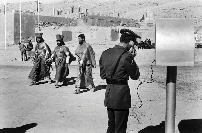 زیر اخیه‌ی تاریخ